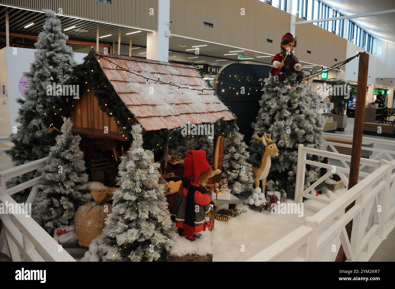 Kopenhagen/Dänemark/20. November 2024/chistmas Tree and an christms dänische Trdional decration mit Chichmas Spirit im Glostrup Shopping Center im dänischen Cpital. (Foto. Francis Joseph Dean/Dean Pictures) (nicht für kommerzielle Zwecke) Stockfoto