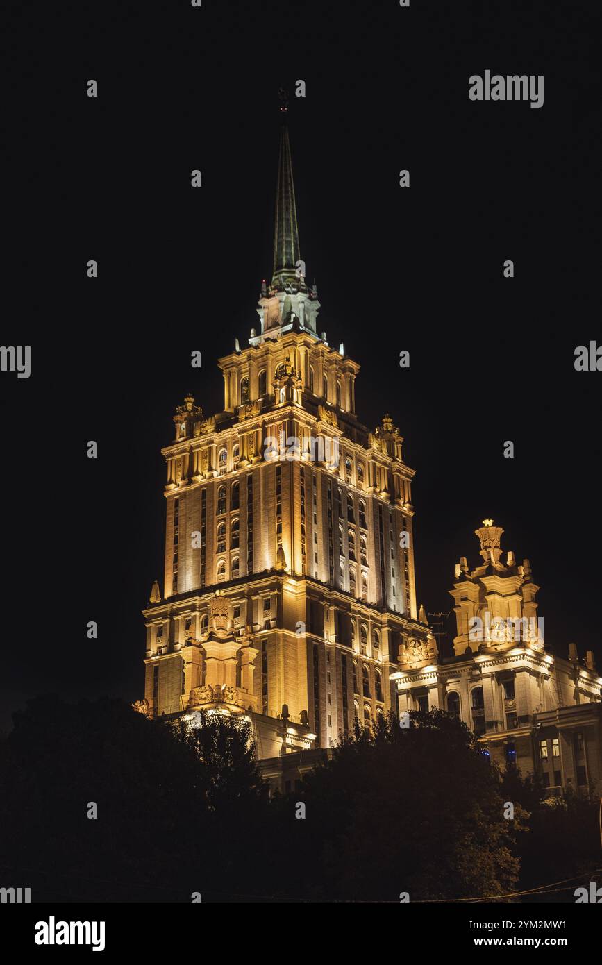 Moskau, Russland - 20. August 2024: Ein Nachtfoto des Ukraine Hotels in Moskau, ein klassisches stalinistisches Wolkenkratzer, beleuchtet vor dem dunklen Himmel, Stockfoto