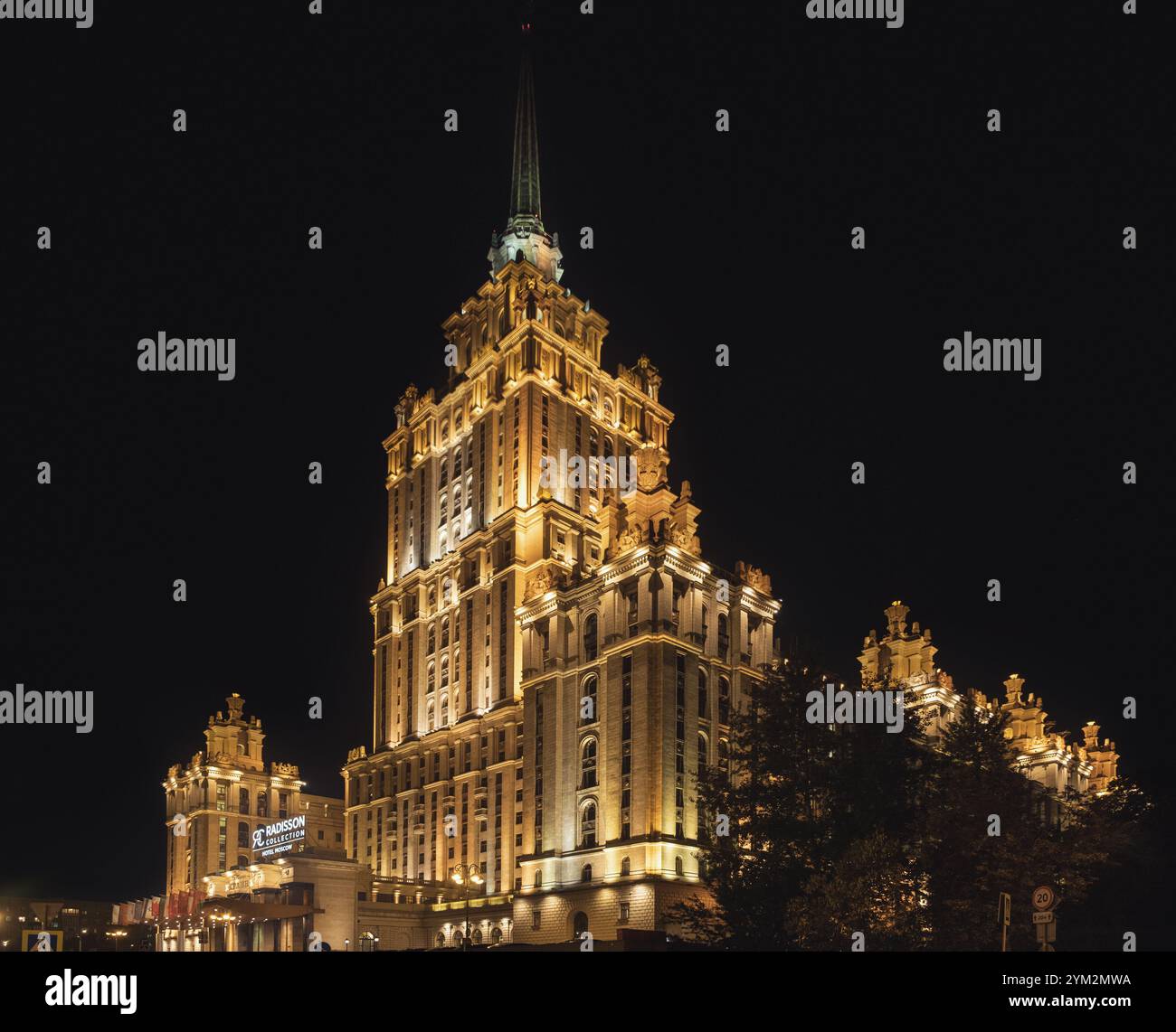 Moskau, Russland - 20. August 2024: Ein Nachtfoto des Ukraine Hotels in Moskau, ein klassisches stalinistisches Wolkenkratzer, beleuchtet vor dem dunklen Himmel, Stockfoto