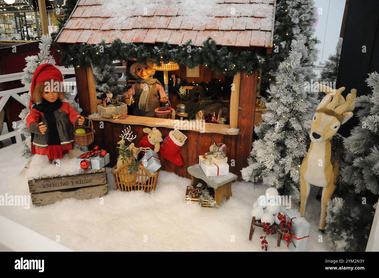 Kopenhagen/Dänemark/20. November 2024/chistmas Tree and an christms dänische Trdional decration mit Chichmas Spirit im Glostrup Shopping Center im dänischen Cpital. Foto. Bilder von Francis Joseph Dean/Dean sind nicht für kommerzielle Zwecke bestimmt Stockfoto