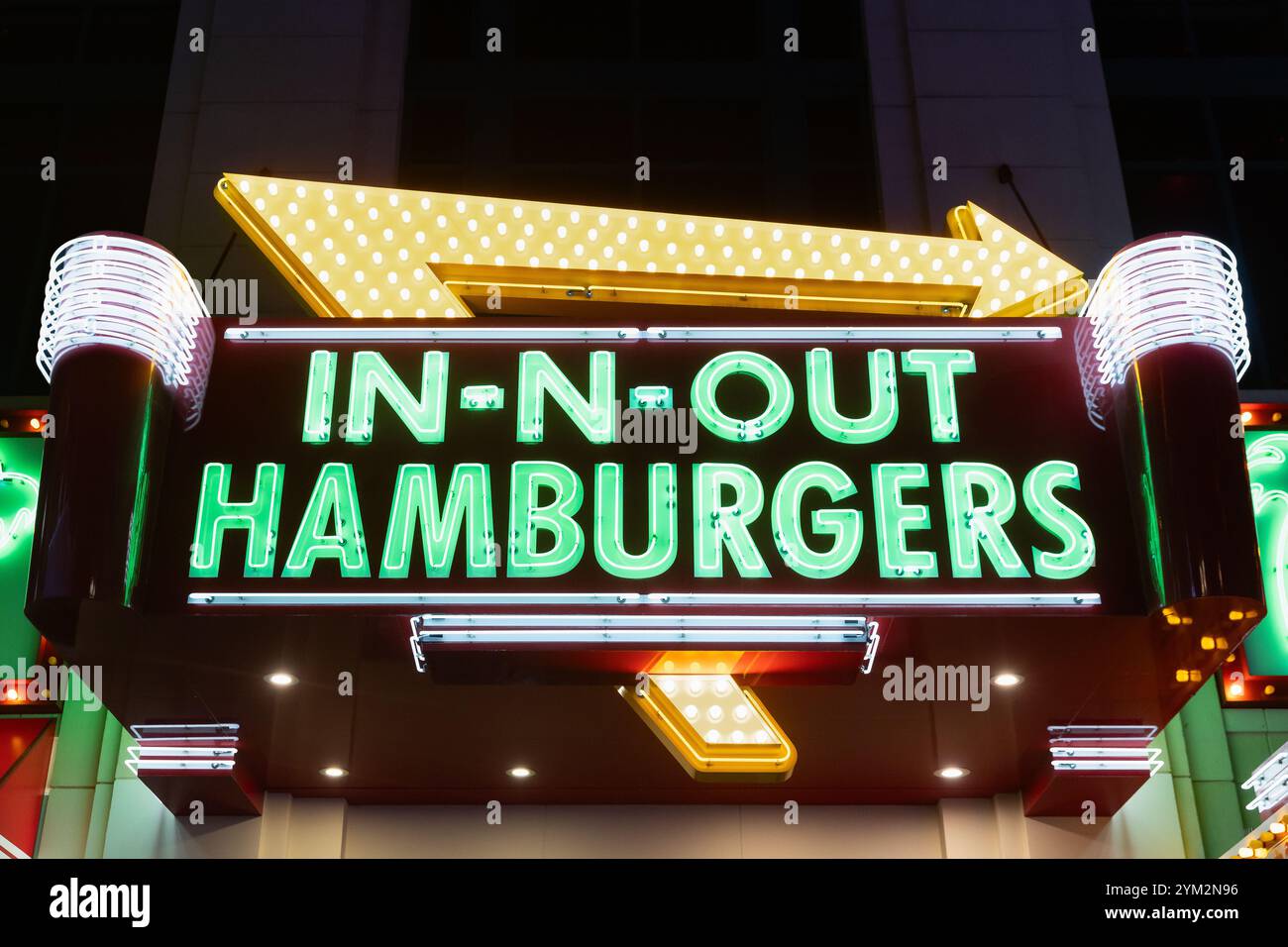 In-N-Out ist eine amerikanische Fast-Food-Kette, die sich auf Burger spezialisiert hat, die für ihr geheimes Menü und ihre Sauce im Tierstil berühmt sind. Stockfoto