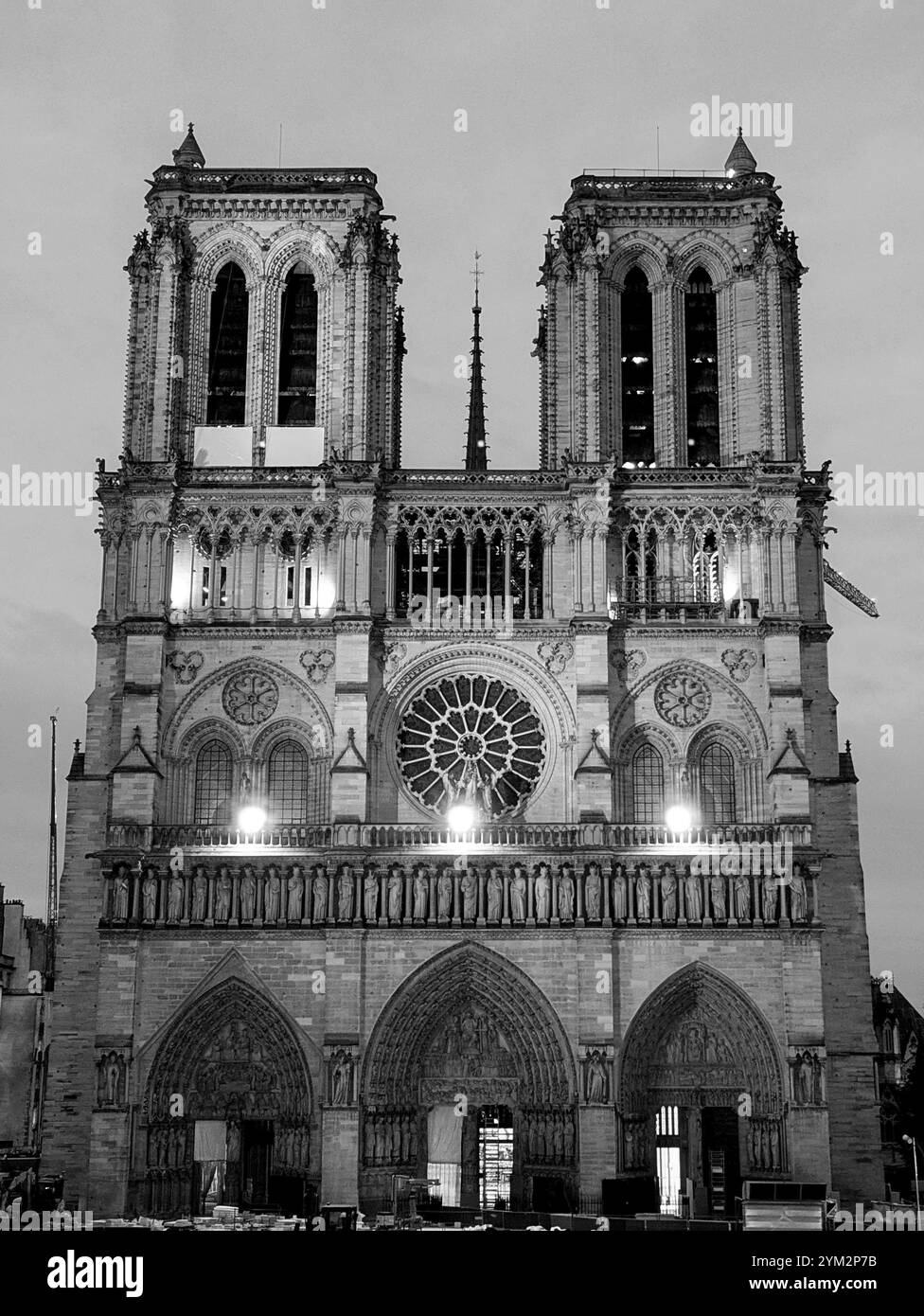 Schwarz-weiß-Bild der Kathedrale Notre Dame, die ihre gotische Architektur betont. Paris, Frankreich, Europa Stockfoto