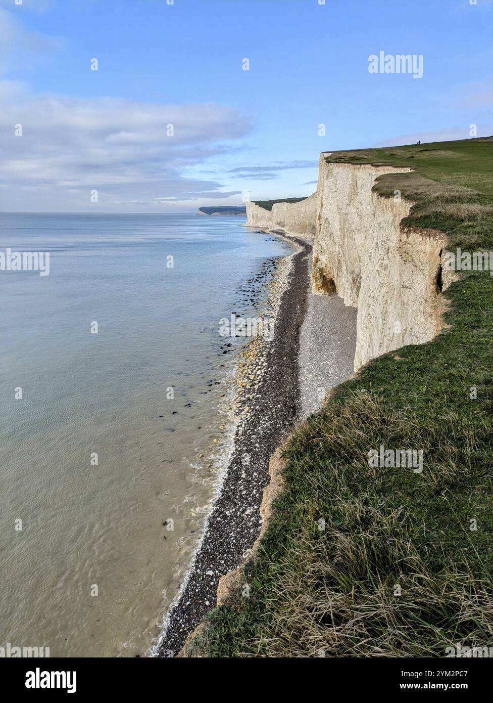 Küstenklippen mit einem grasbewachsenen Rand, mit Blick auf das Meer unter blauem Himmel, mit malerischem Blick auf die Natur. Dover, England, Großbritannien, Europa Stockfoto