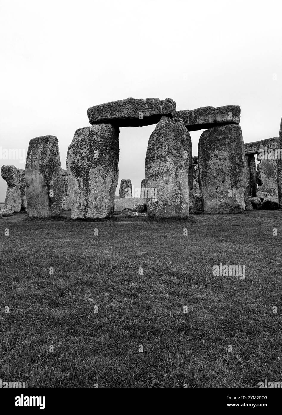 Schwarz-weiß von Stonehenge mit Gras und bewölktem Himmel, die seine historischen und antiken Elemente darstellen. Salisbury, England, Vereinigtes Königreich, Europa Stockfoto