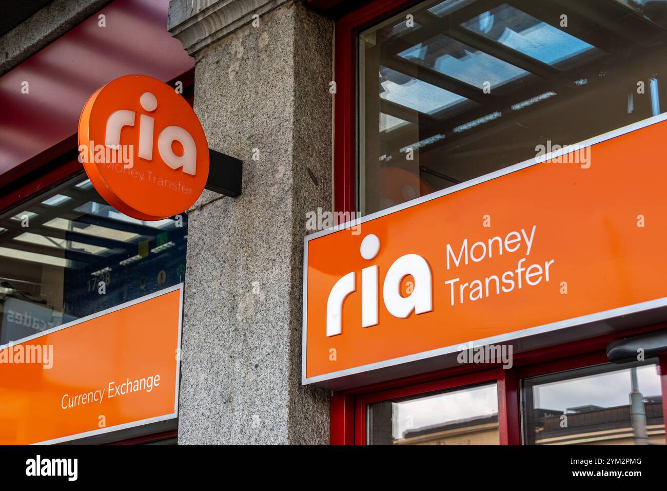 Außenansicht einer lokalen Niederlassung, die zum Ria Money Transfer Network gehört, einem amerikanischen Unternehmen, das sich auf internationale Geldüberweisungen spezialisiert hat Stockfoto