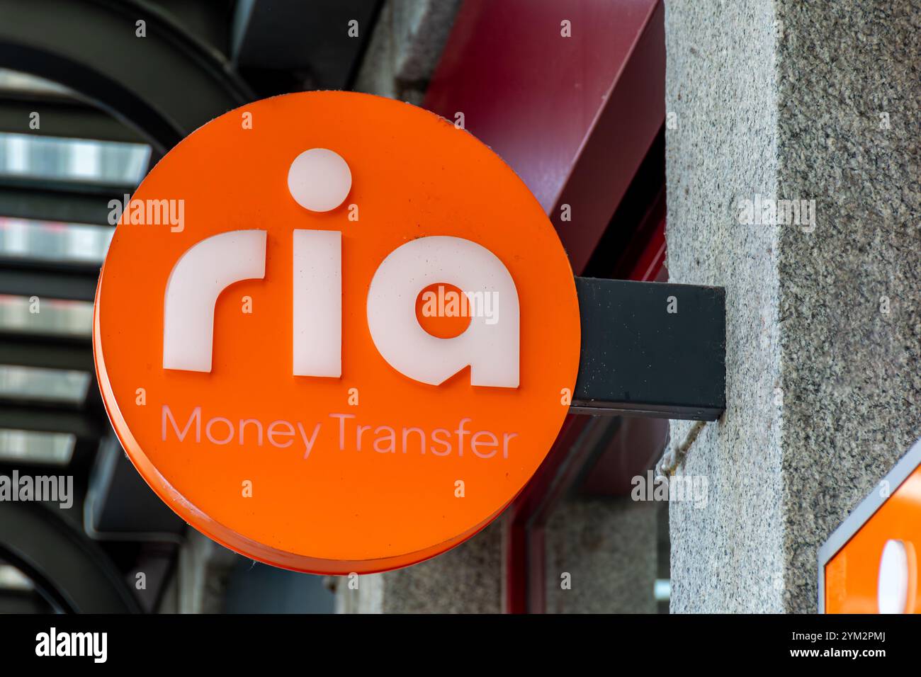 Zeichen und Logo einer lokalen Niederlassung, die zum Ria Money Transfer Network gehört, einem amerikanischen Unternehmen, das sich auf internationale Geldüberweisungen spezialisiert hat Stockfoto