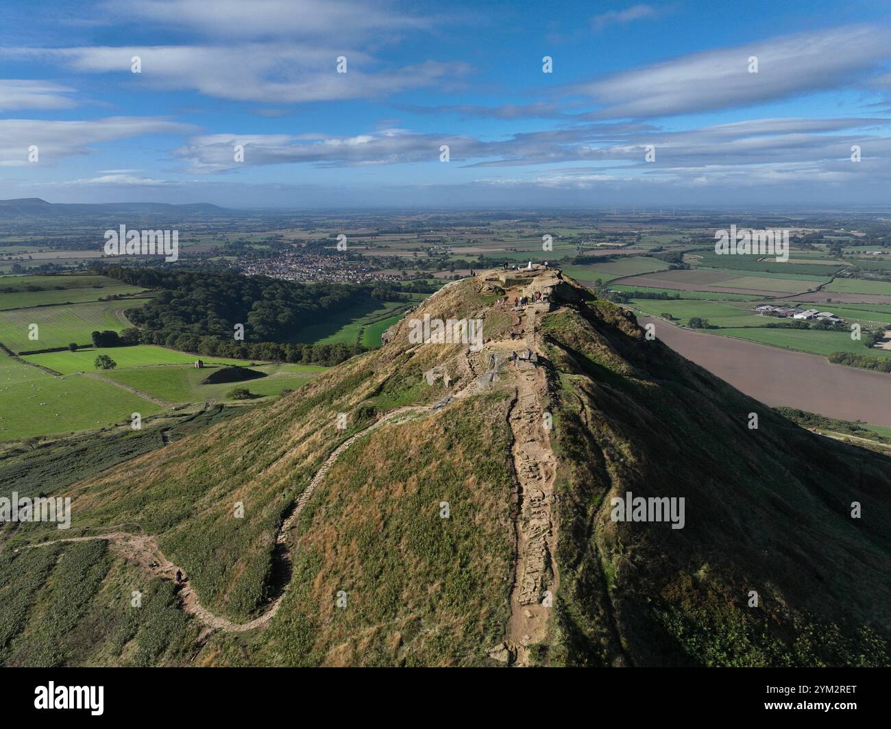 Roseberry Topping, Drohnenaufnahme mit Tees Valley im Hintergrund Stockfoto