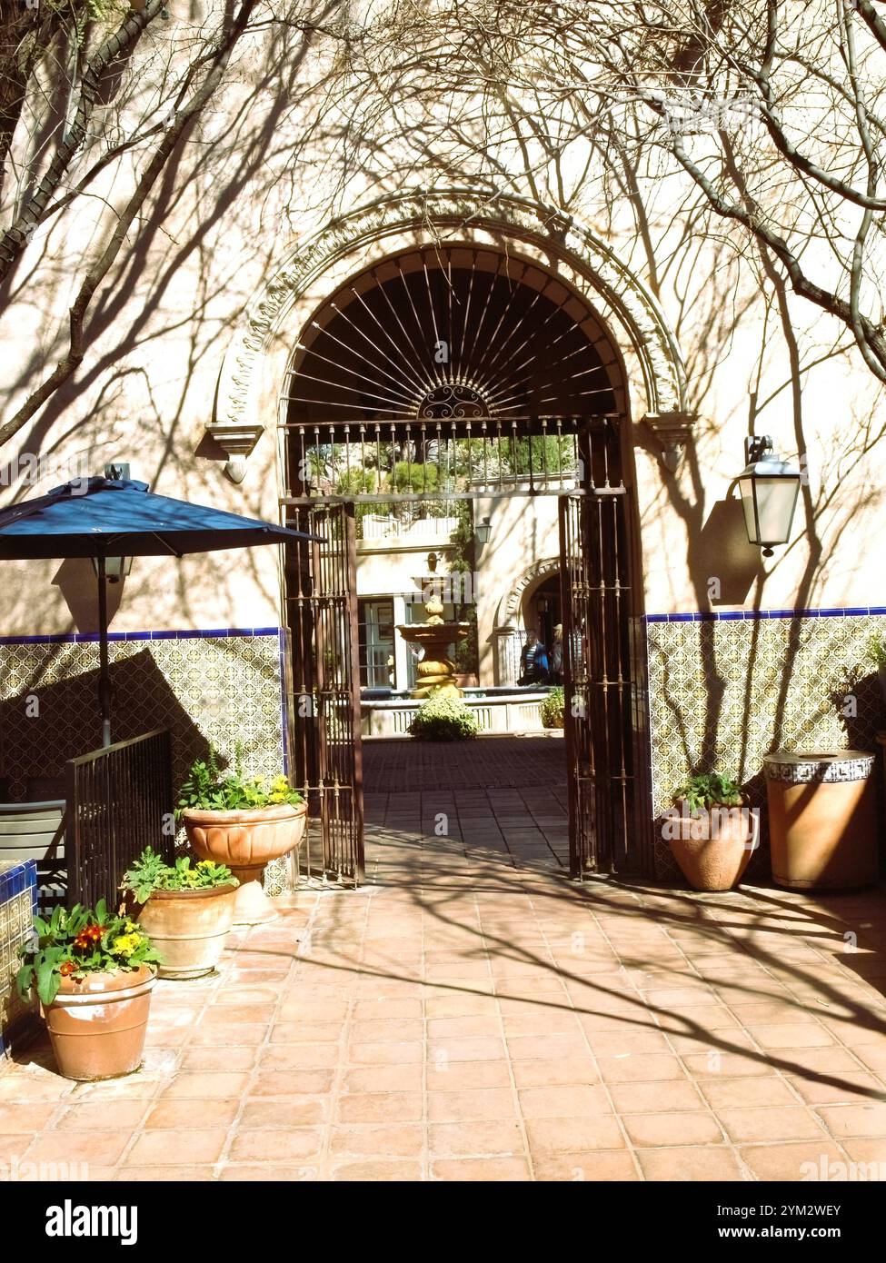 Bogeneingang mit bunten Blumen im Tlaquepaque Viller Lead in Age, Sedona, Arizona. Stockfoto