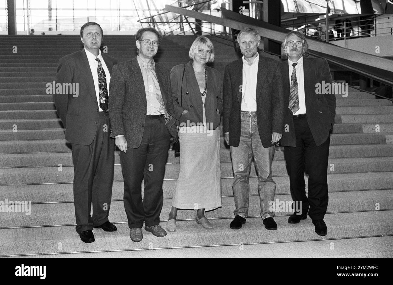 Deutschland, Bonn, 06.09.1994 Archiv.: 49 2011-06-17 Haushaltsdebatte im Deutschen Bundestag Foto: v.l.n.r.: Klaus-Dieter Feige, Konrad weiß, Vera Lengsfeld, Werner Schulz, Gerd Poppe Haushaltsdebatte Bundestag *** Deutschland, Bonn, 06 09 1994 Archiv 49 06 17 Haushaltsdebatte im Deutschen Bundestag Foto von links nach rechts Klaus Dieter Feige, Konrad weiß, Vera Lengsfeld, Woppe Schuld Poppe Budgetdebatte, Woppe, Gerdestag Stockfoto