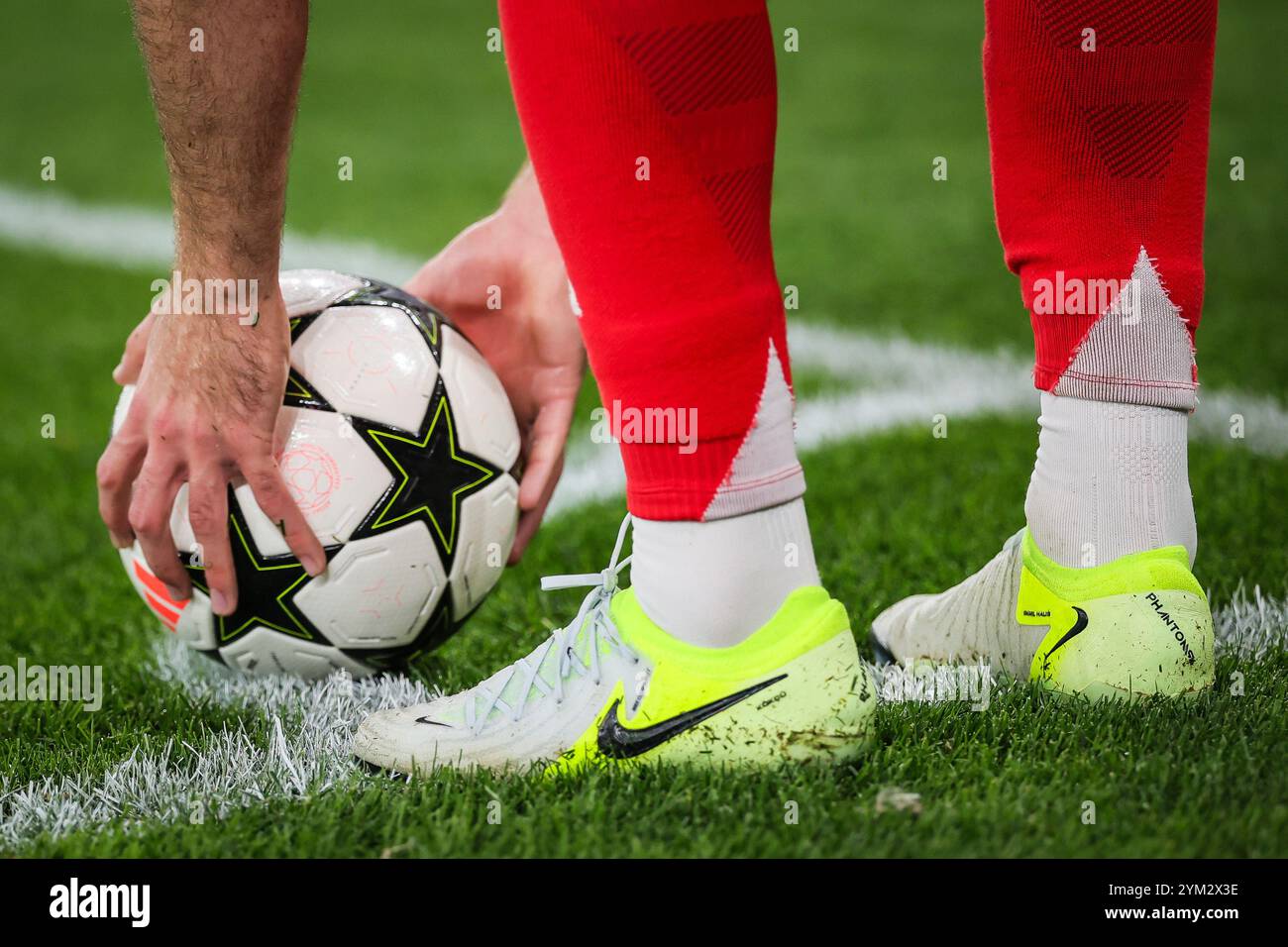 Lissabon, Portugal. Oktober 2024. Abbildung des Adidas-Match-Balls und der Nike-Schuhe während des Fußballspiels UEFA Champions League, League Phase MD3 zwischen SL Benfica und Feyenoord Rotterdam am 23. Oktober 2024 im Estadio da Luz in Lissabon, Portugal - Foto Matthieu Mirville/DPPI Credit: DPPI Media/Alamy Live News Stockfoto