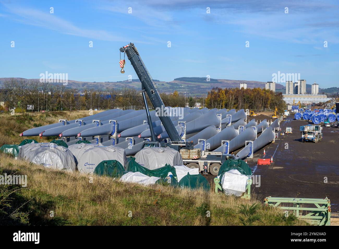Nordex Windturbinenkomponenten in einem Lagerplatz am King George V Dock warten auf den Transport in Braehead in der Nähe von Glasgow, Schottland, Großbritannien, Europa Stockfoto
