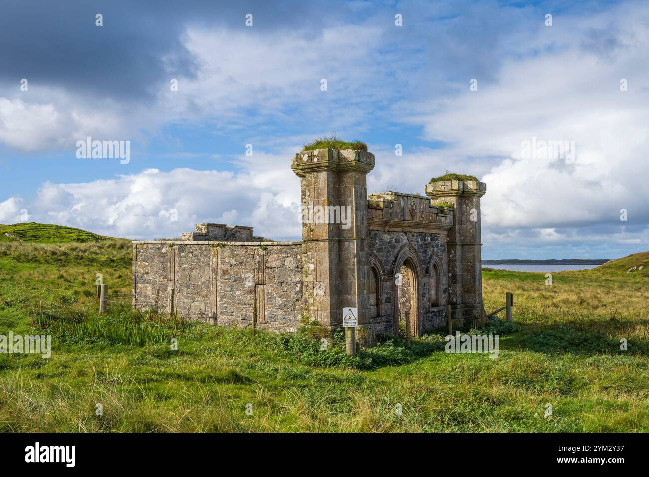 MacLean Grabstätte oberhalb der Ostküste der Crossapol Bay an der Südküste der Isle of Coll, Innere Hebriden, Schottland, Großbritannien Stockfoto