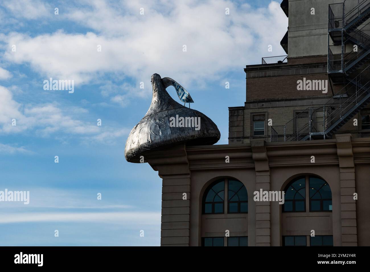 Hershey's Kiss auf dem Gebäude an der Falls Avenue in Clifton Hill, Niagara Falls, Ontario, Kanada Stockfoto