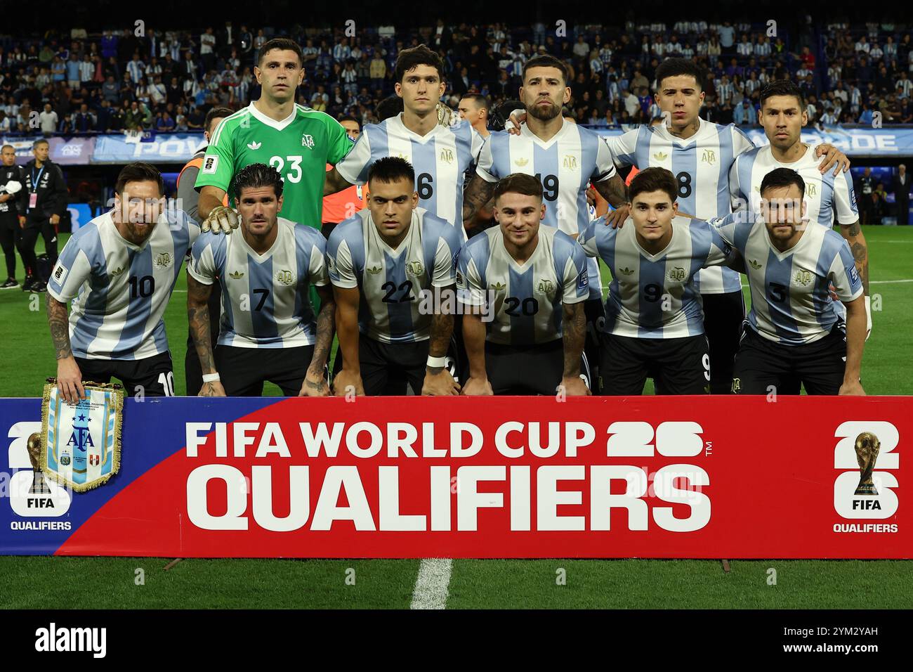 Argentiniens Fußballer posieren für ein Foto vor dem Start des südamerikanischen Qualifikationsspiels gegen Peru zur FIFA-Weltmeisterschaft 2026 im La Bombonera Stadion in Buenos Aires am 19. November 2024. Stockfoto