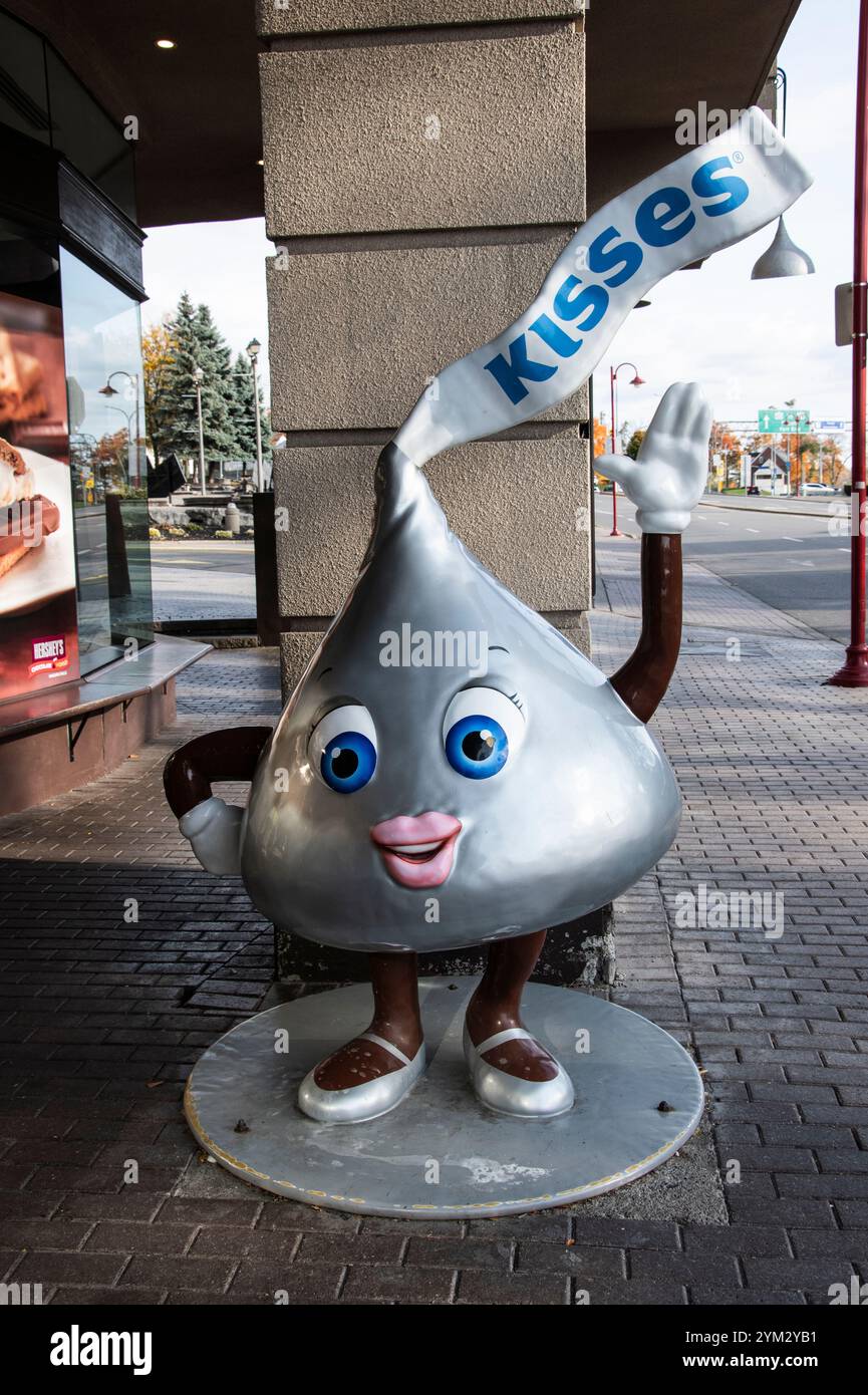 Hershey's Kiss Skulptur Figur auf der Falls Avenue in Clifton Hill, Niagara Falls, Ontario, Kanada Stockfoto