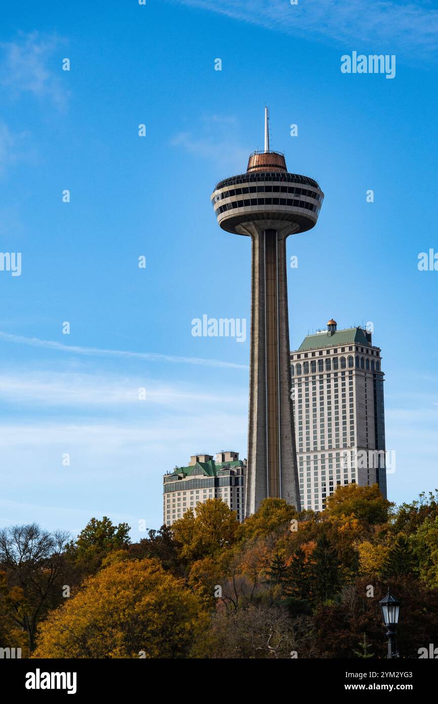 Blick auf den Skylon Tower in Ontario, Kanada von den Niagarafällen, New York, USA Stockfoto