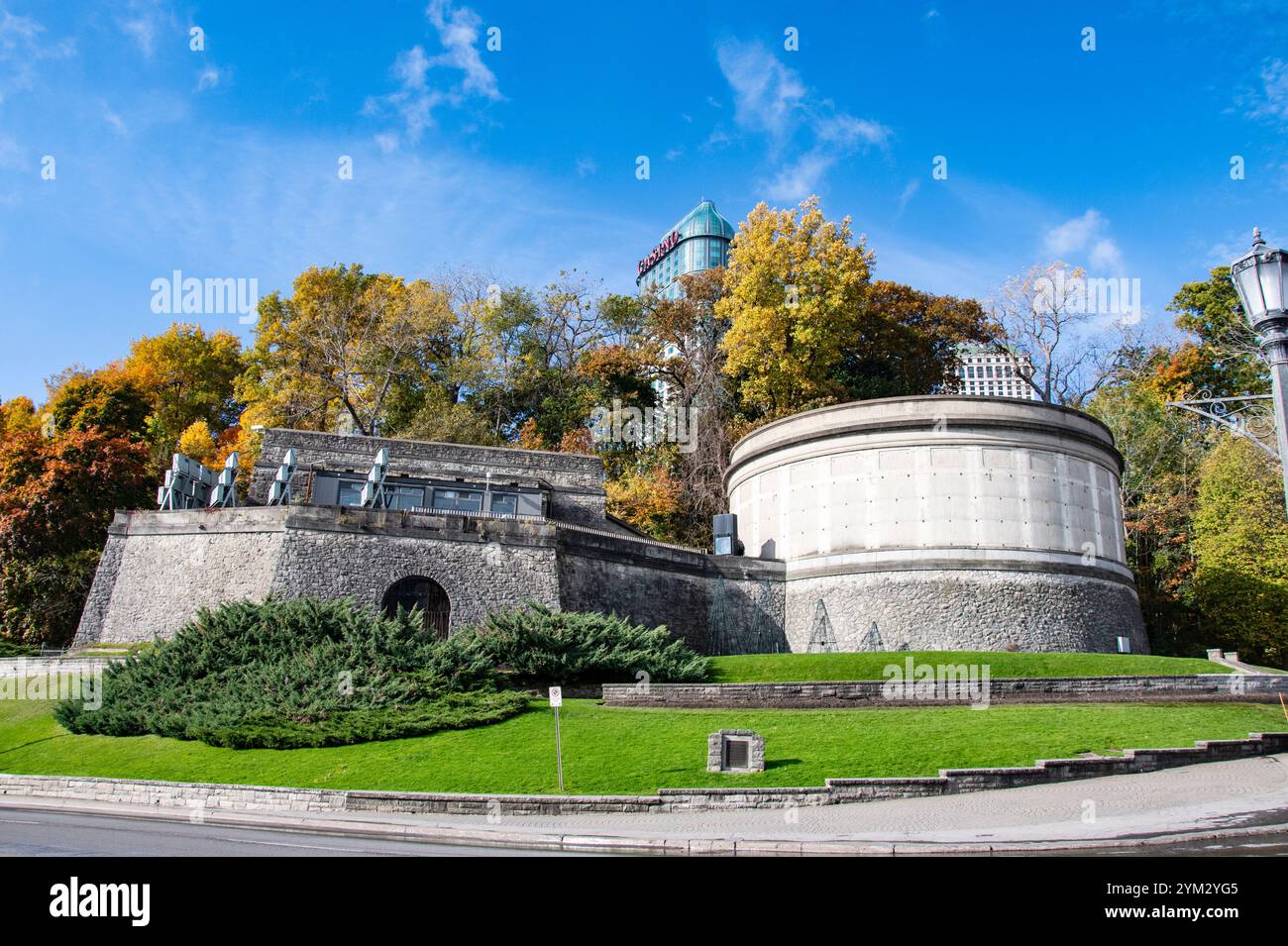 Queen Victoria Place am Niagara River Parkway in Niagara Falls, Ontario, Kanada Stockfoto