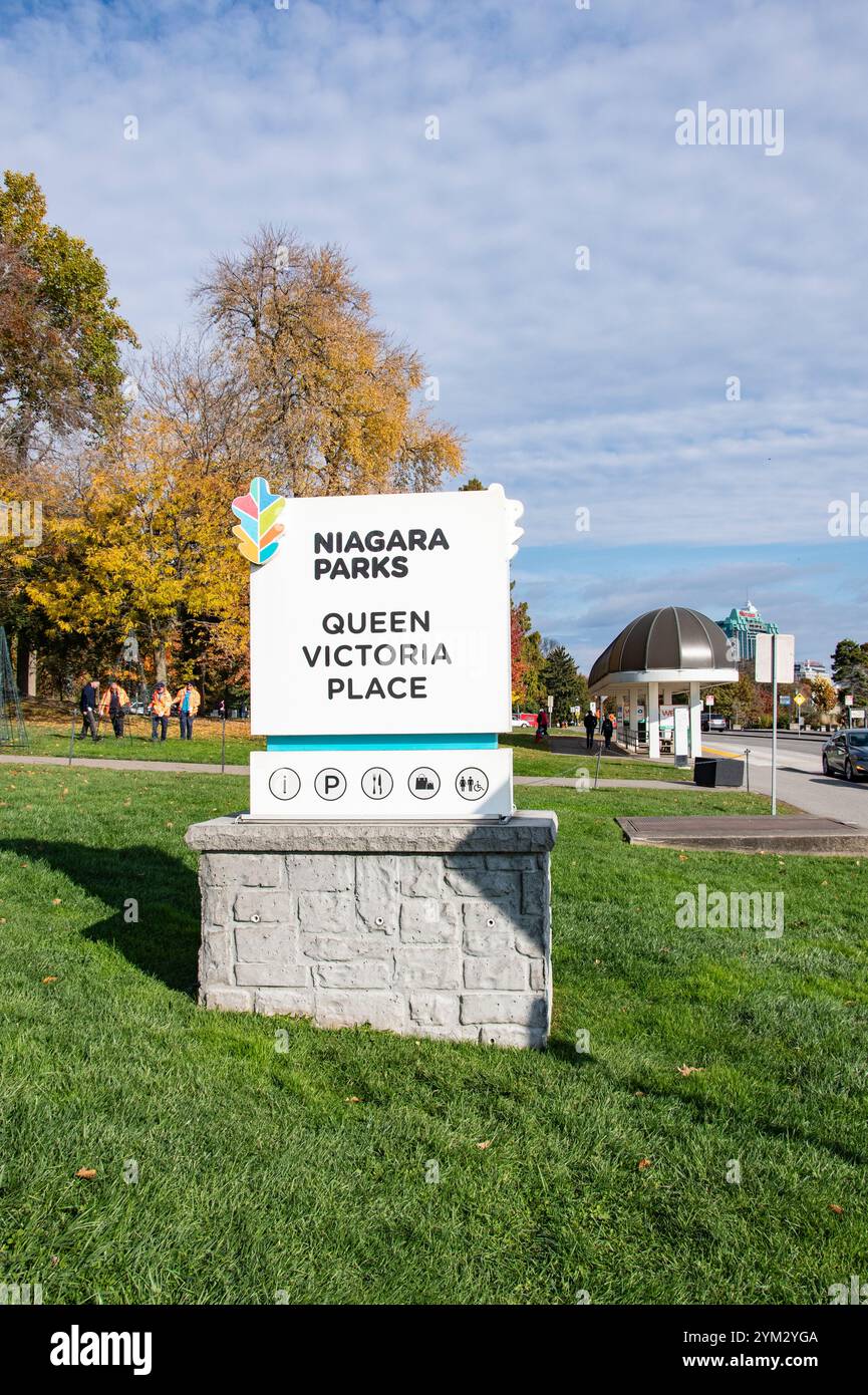 Queen Victoria Place Schild am Niagara River Parkway in Niagara Falls, Ontario, Kanada Stockfoto