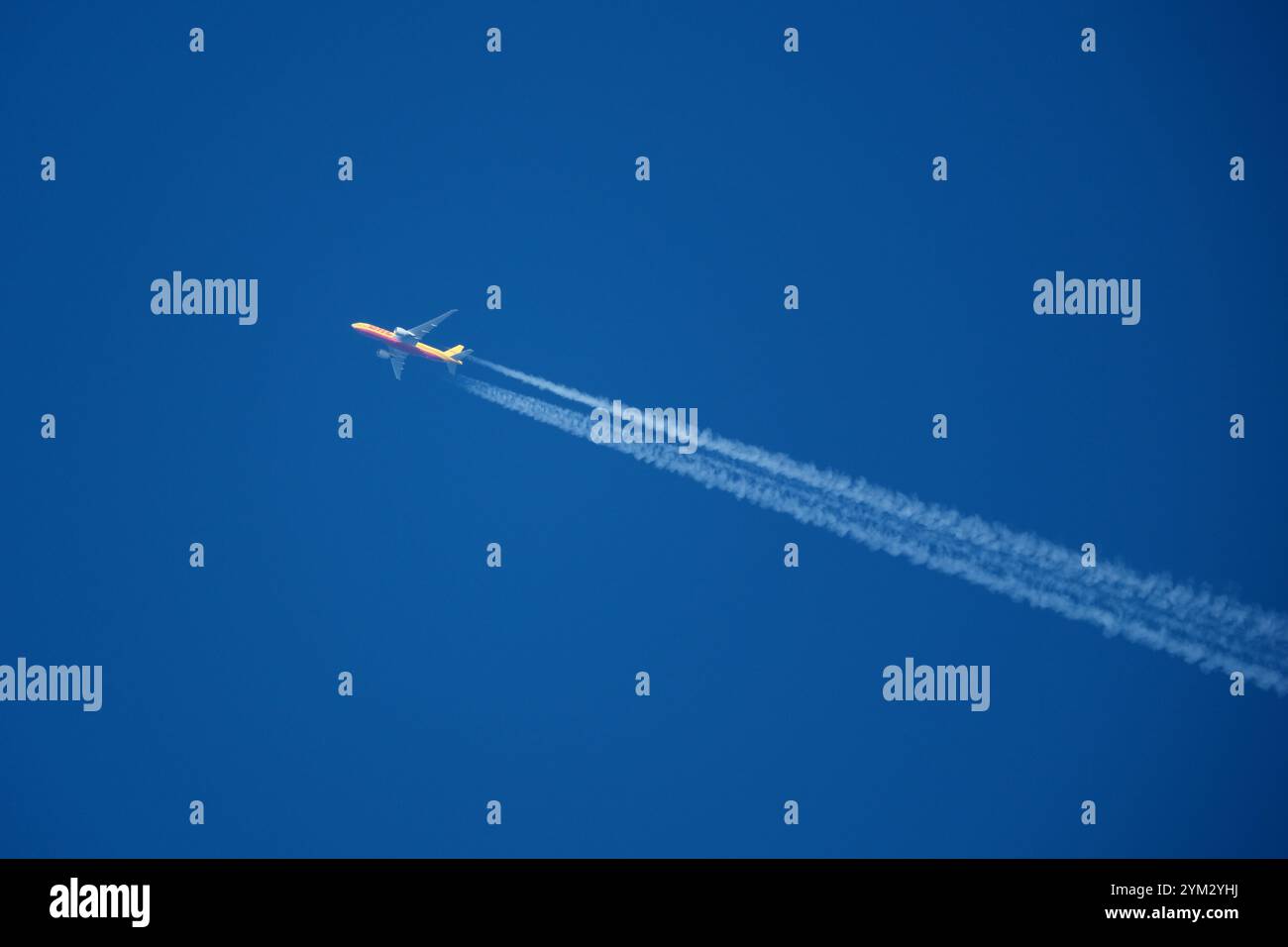 Flugzeug am blauen Himmel. DHL Cargo Stockfoto