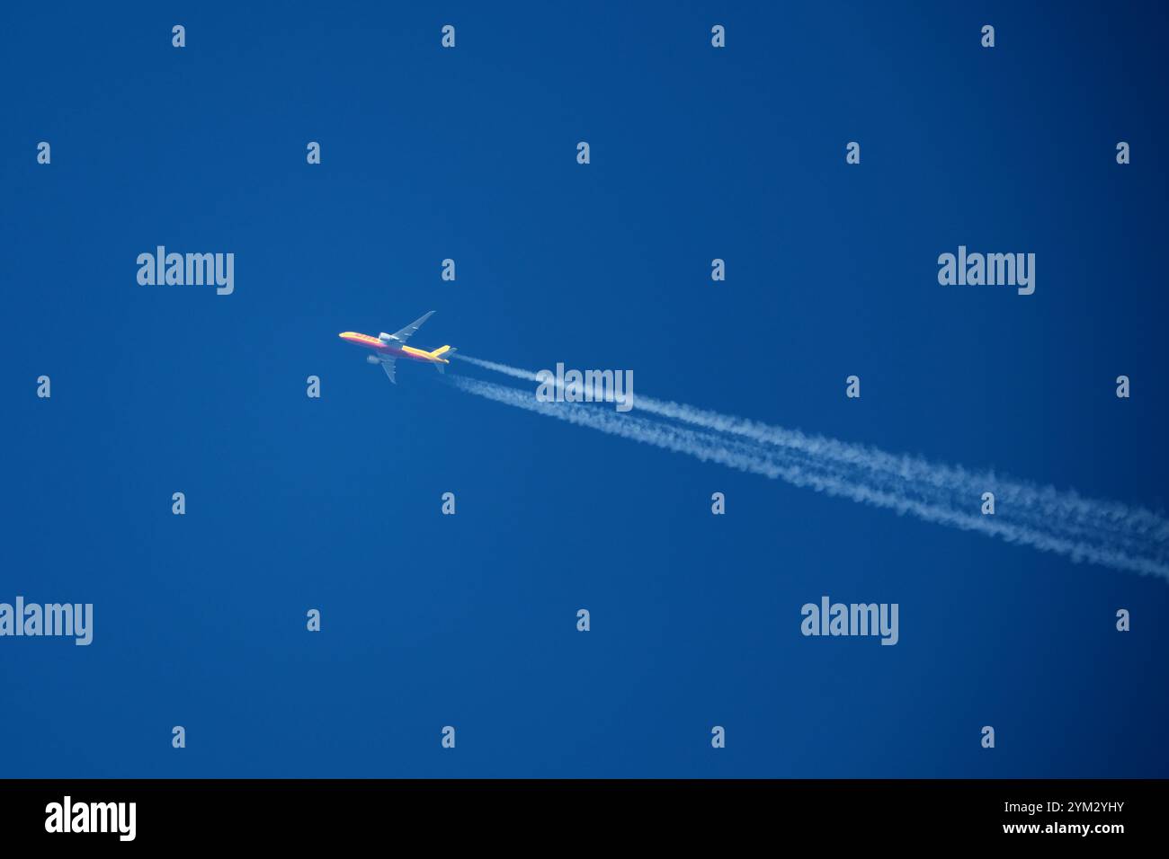 Flugzeug am blauen Himmel. DHL Cargo Stockfoto