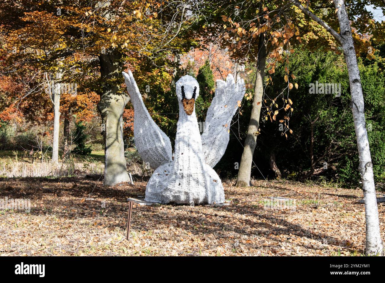 Stumme Schwanenskulpturen auf dem Niagara River Parkway in Niagara Falls, Ontario, Kanada Stockfoto