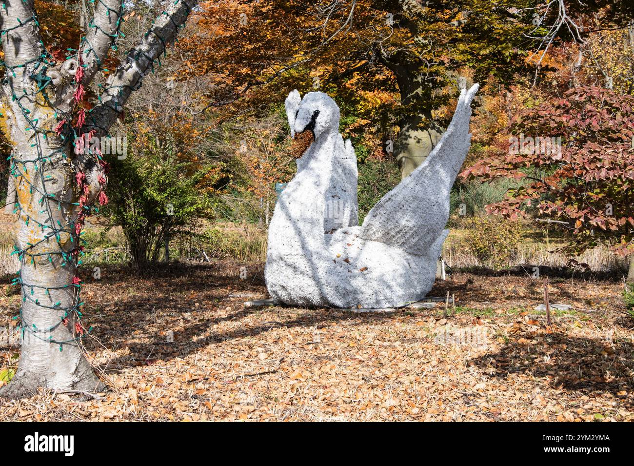 Stumme Schwanenskulpturen auf dem Niagara River Parkway in Niagara Falls, Ontario, Kanada Stockfoto