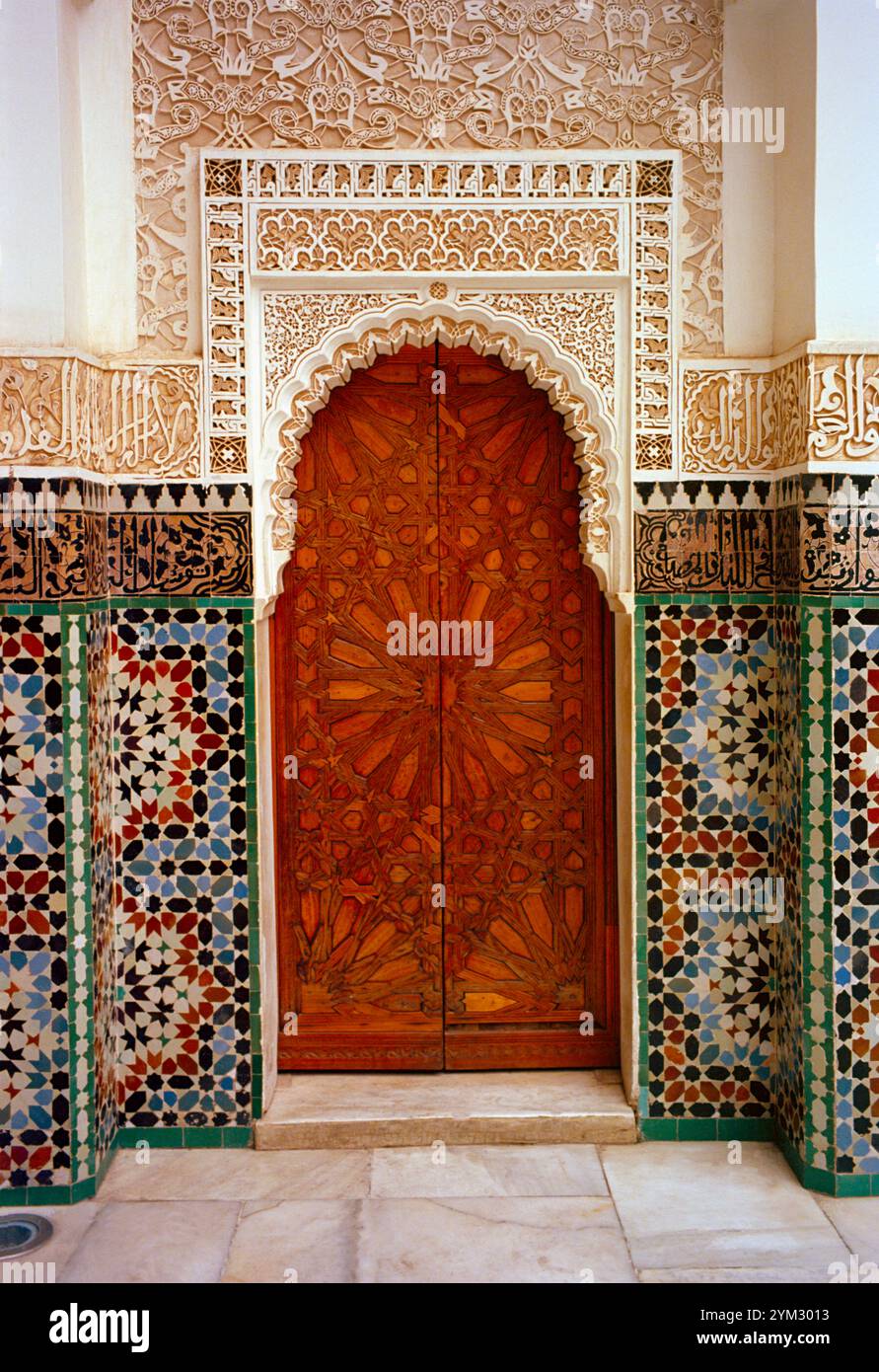 Die schöne und ruhige Ben Youssef Madrassa oder islamische Religionsschule im Souk von Marrakesch in Marokko im Maghreb in Nordafrika Stockfoto