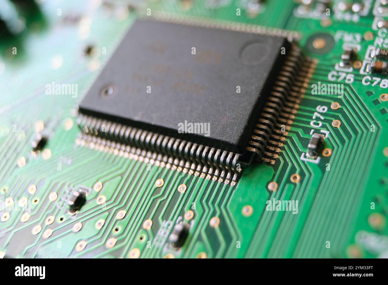 Nahaufnahme eines Halbleiter-Mikrochips. Hintergrundbeschaffenheit der Leiterplatte mit fortschrittlichem Technologiekonzept. Stockfoto