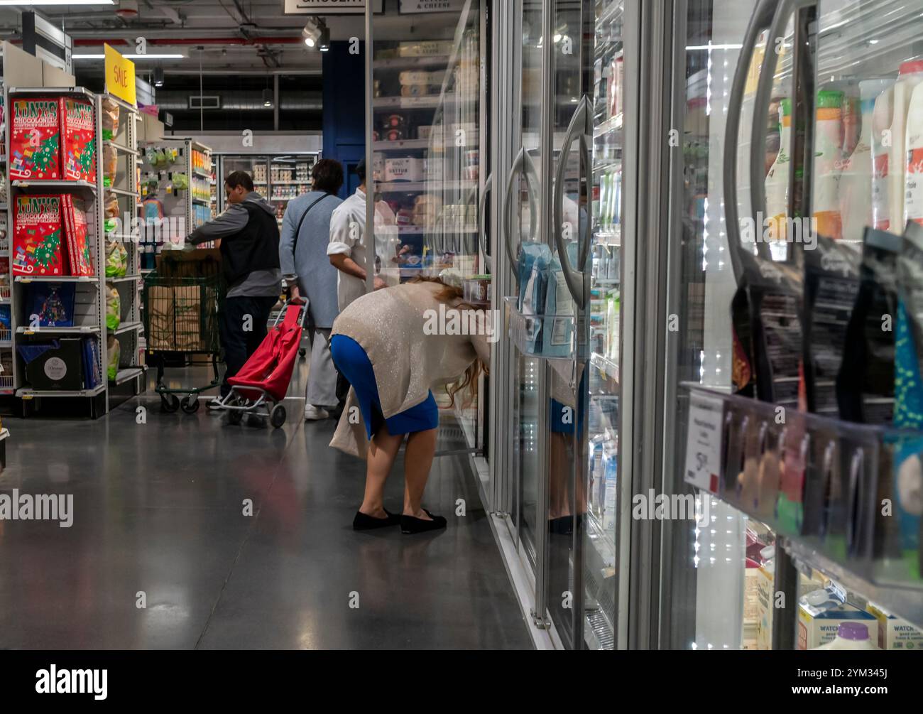 Einkaufen in einem Whole Foods Market Supermarkt in New York am Mittwoch, 6. November 2024. Analysten sind besorgt, dass die Politik einer Trump-Regierung die Inflation wieder entfachen könnte. (© Richard B. Levine) Stockfoto