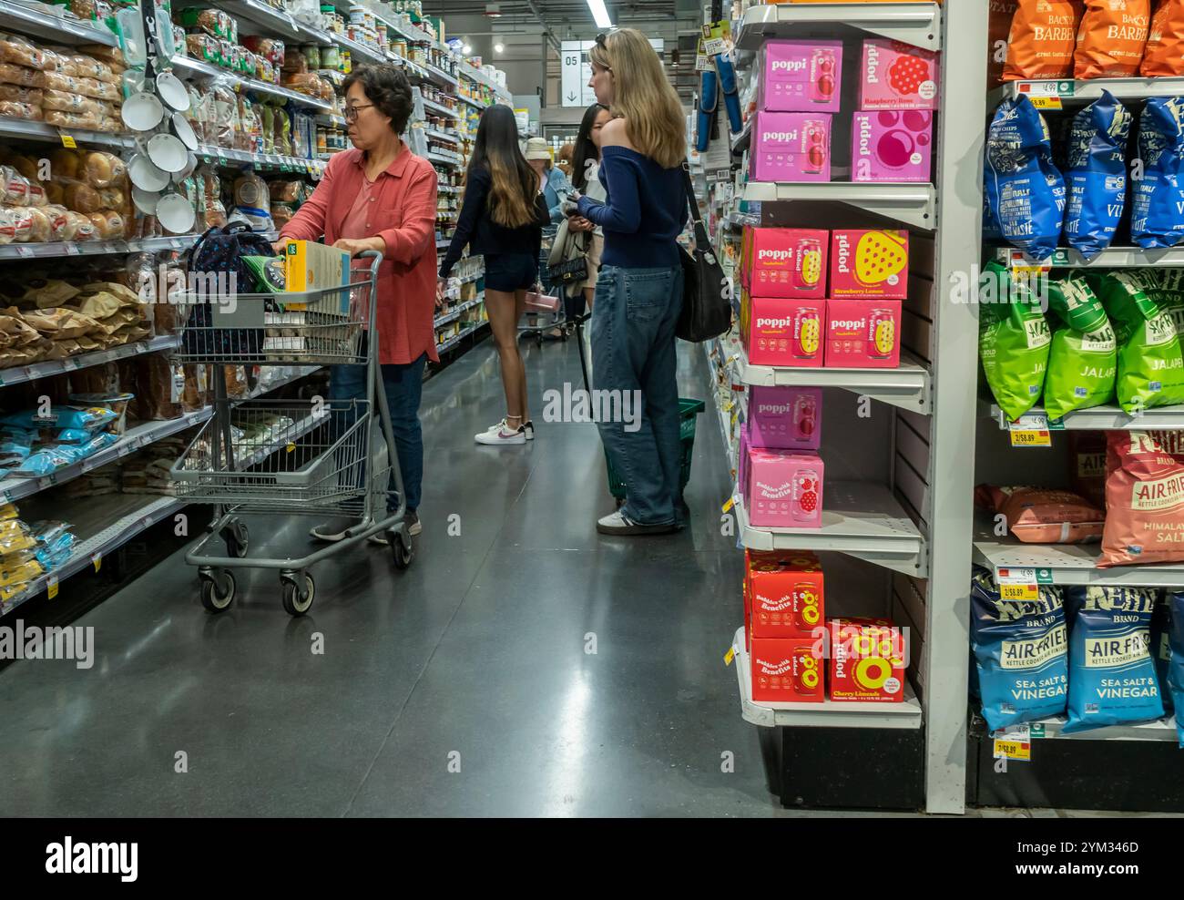 Einkaufen in einem Whole Foods Market Supermarkt in New York am Mittwoch, 6. November 2024. Analysten sind besorgt, dass die Politik einer Trump-Regierung die Inflation wieder entfachen könnte. (© Richard B. Levine) Stockfoto