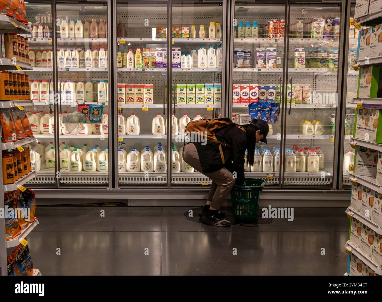 Einkaufen in einem Whole Foods Market Supermarkt in New York am Montag, 11. November 2024. Analysten sind besorgt, dass die Politik einer Trump-Regierung die Inflation wieder entfachen könnte. (© Richard B. Levine) Stockfoto