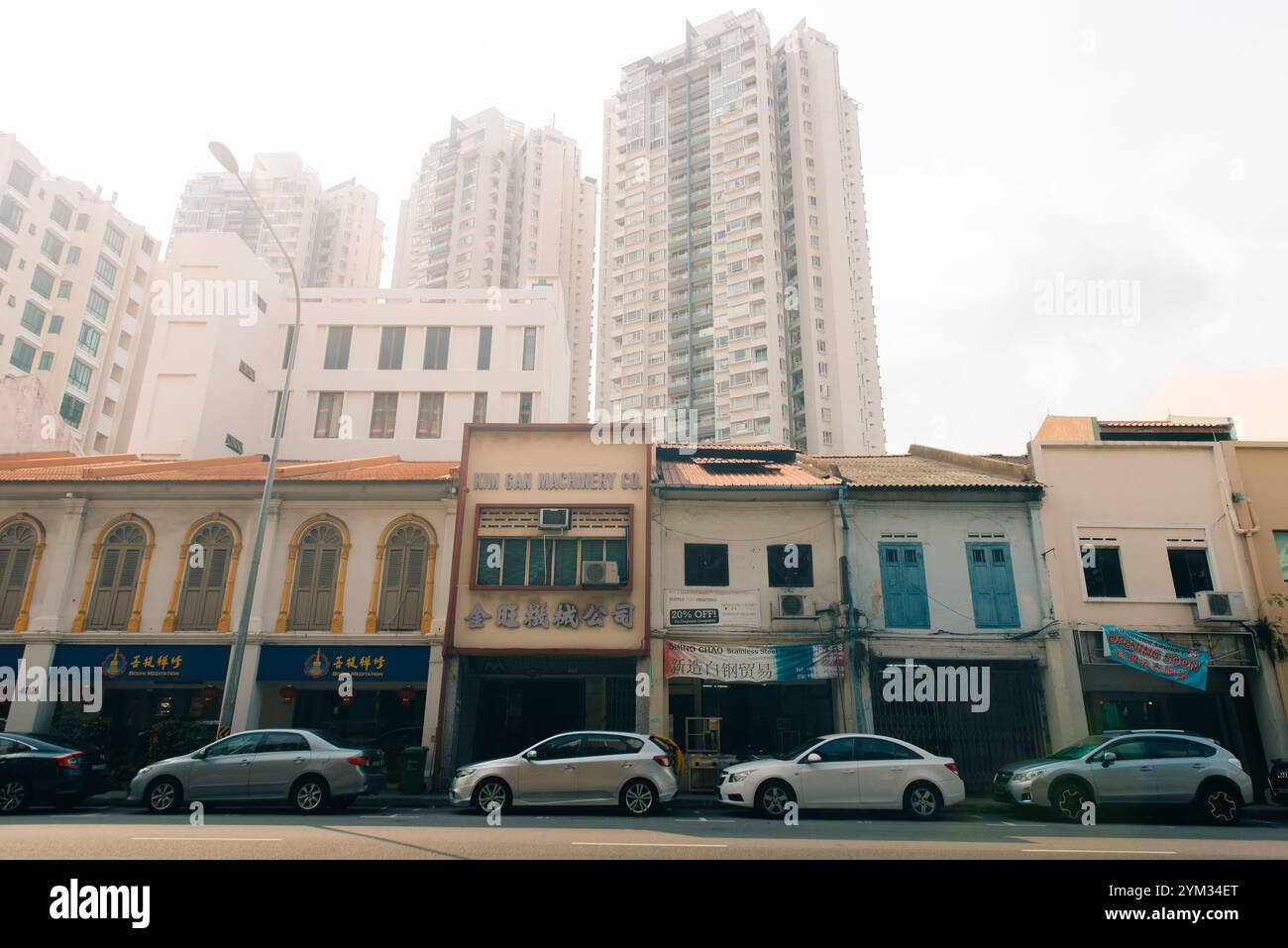 Singapur - 03. Januar 2023 - Eine Reihe traditioneller chinesischer Häuserarchitektur an der Joo Chiat Road. Hochwertige Fotos Stockfoto