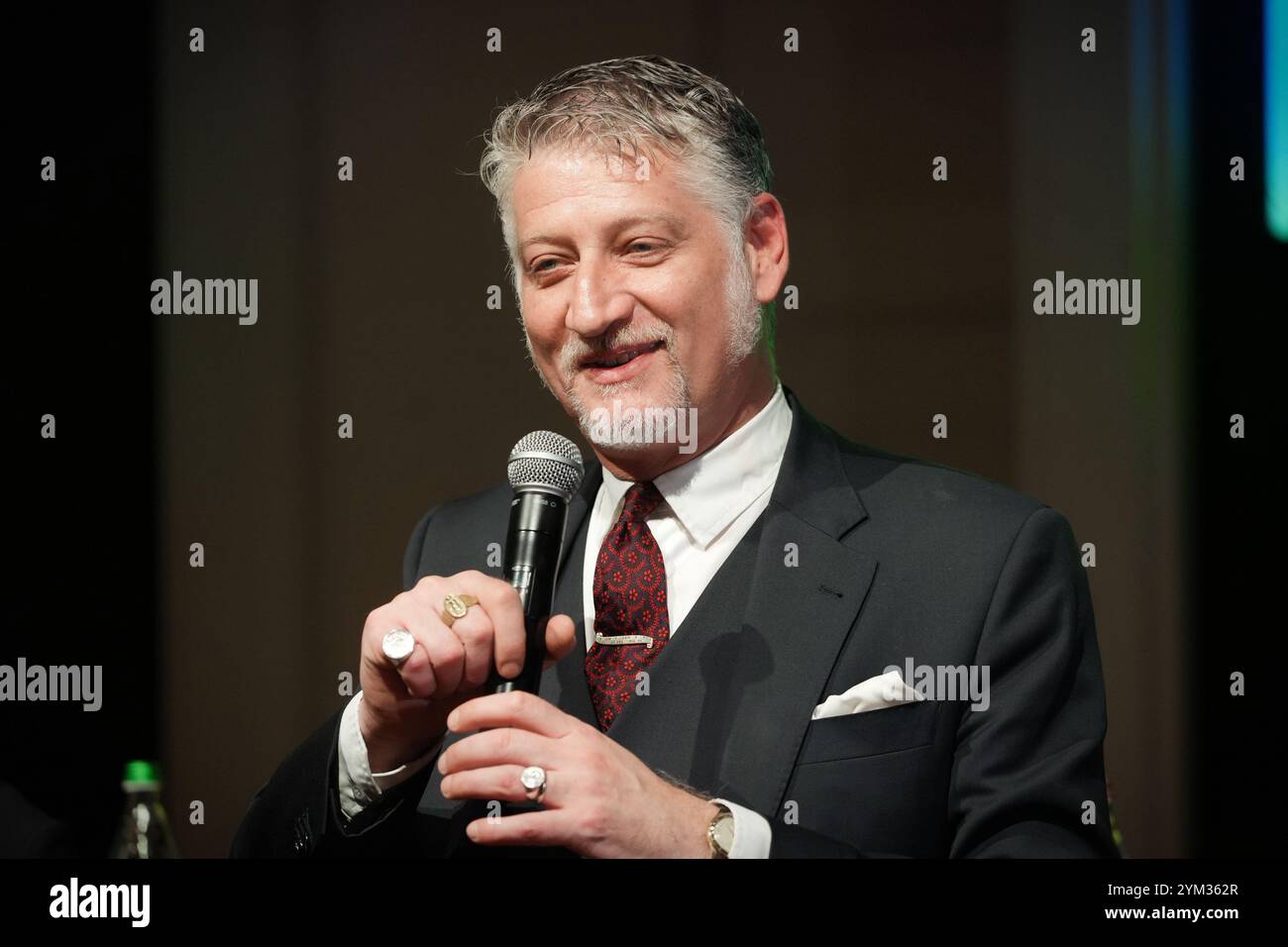 Rom, Italien - 10. November 2024: Alessandro Giuli, italienischer Kulturminister, spricht bei der Eröffnungszeremonie. Stockfoto