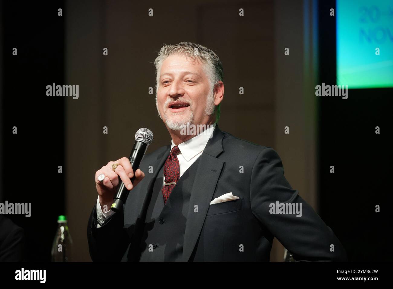 Rom, Italien - 10. November 2024: Alessandro Giuli, italienischer Kulturminister, spricht bei der Eröffnungszeremonie. Stockfoto