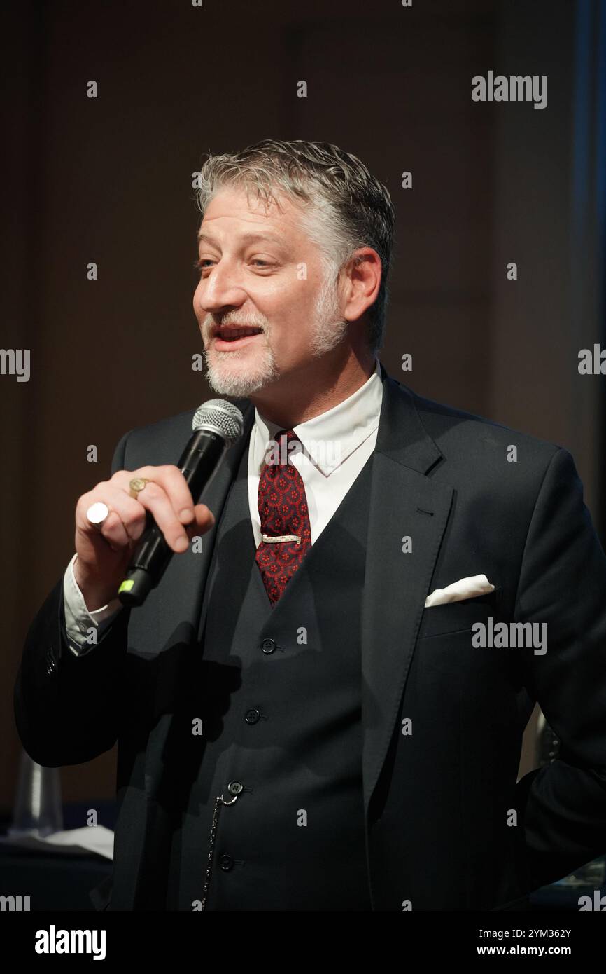 Rom, Italien - 10. November 2024: Alessandro Giuli, italienischer Kulturminister, spricht bei der Eröffnungszeremonie. Stockfoto