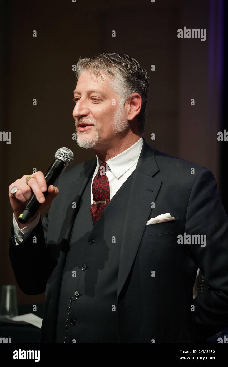 Rom, Italien - 10. November 2024: Alessandro Giuli, italienischer Kulturminister, spricht bei der Eröffnungszeremonie. Stockfoto