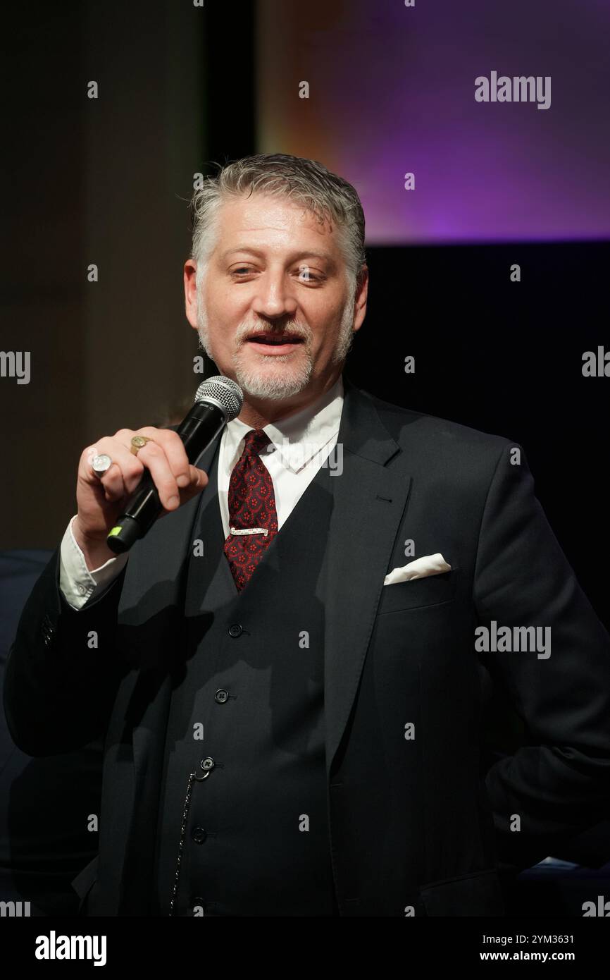 Rom, Italien - 10. November 2024: Alessandro Giuli, italienischer Kulturminister, spricht bei der Eröffnungszeremonie. Stockfoto