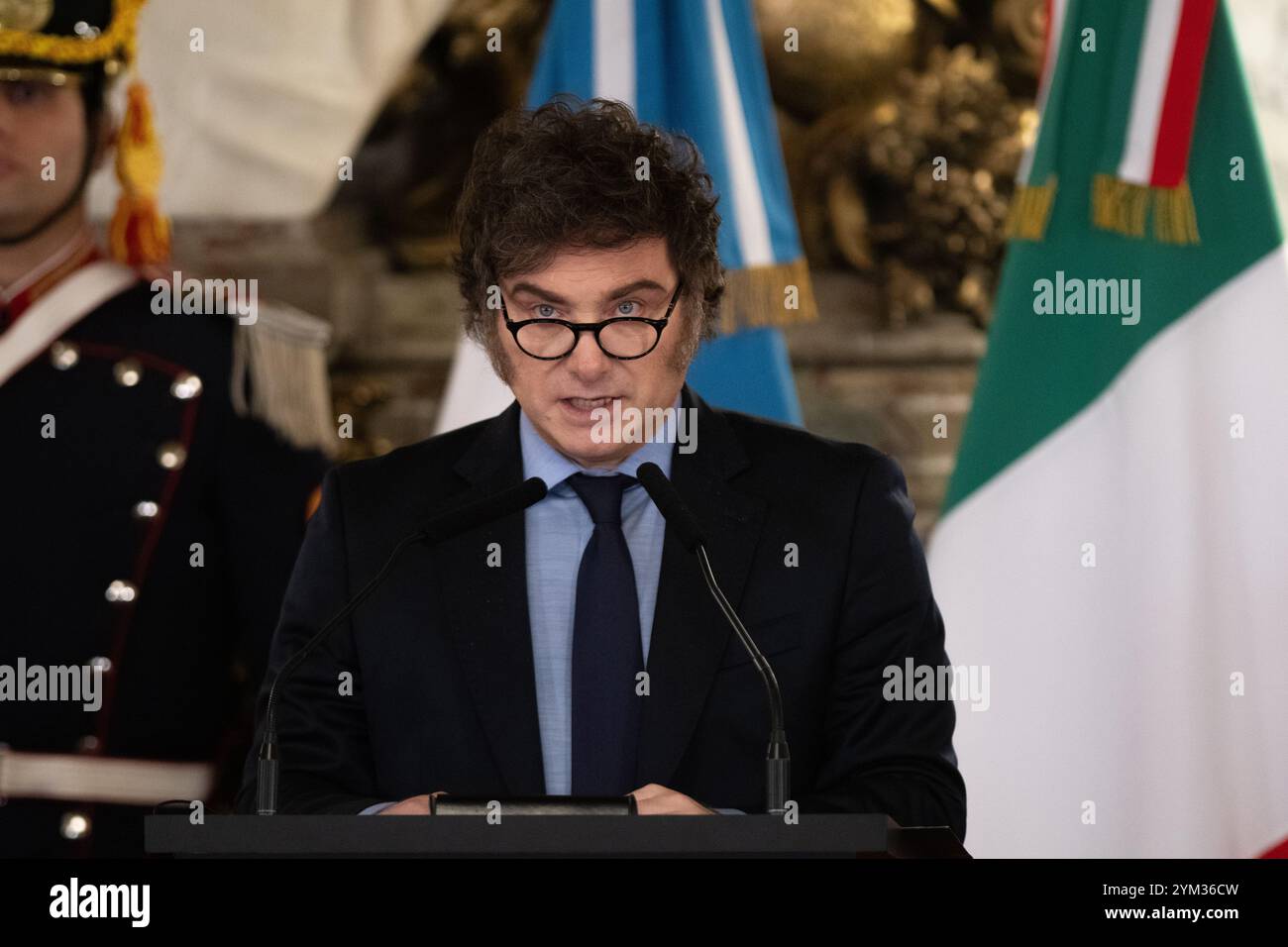 Buenos Aires, Argentinien. November 2024. Der argentinische Präsident Javier Milei spricht auf einer gemeinsamen Pressekonferenz mit dem italienischen Premierminister Meloni im Regierungspalast. Quelle: Cristina Sille/dpa/Alamy Live News Stockfoto