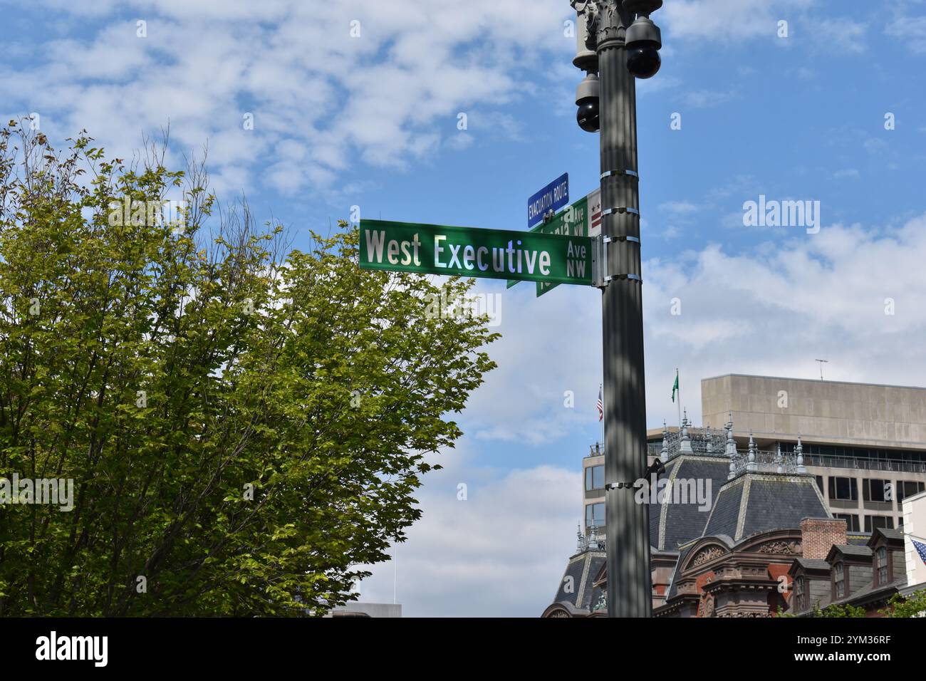 Ein Straßenschild zur West Executive Avenue in Washington, D.C., USA, markiert eine Straße in der Nähe wichtiger Regierungsgebäude. Stockfoto