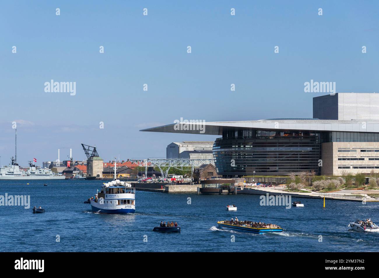 Kanal vor dem Kopenhagener Opernhaus Operaen auf der Insel Holmen am 29. April 2023 in Kopenhagen, Dänemark. Stockfoto