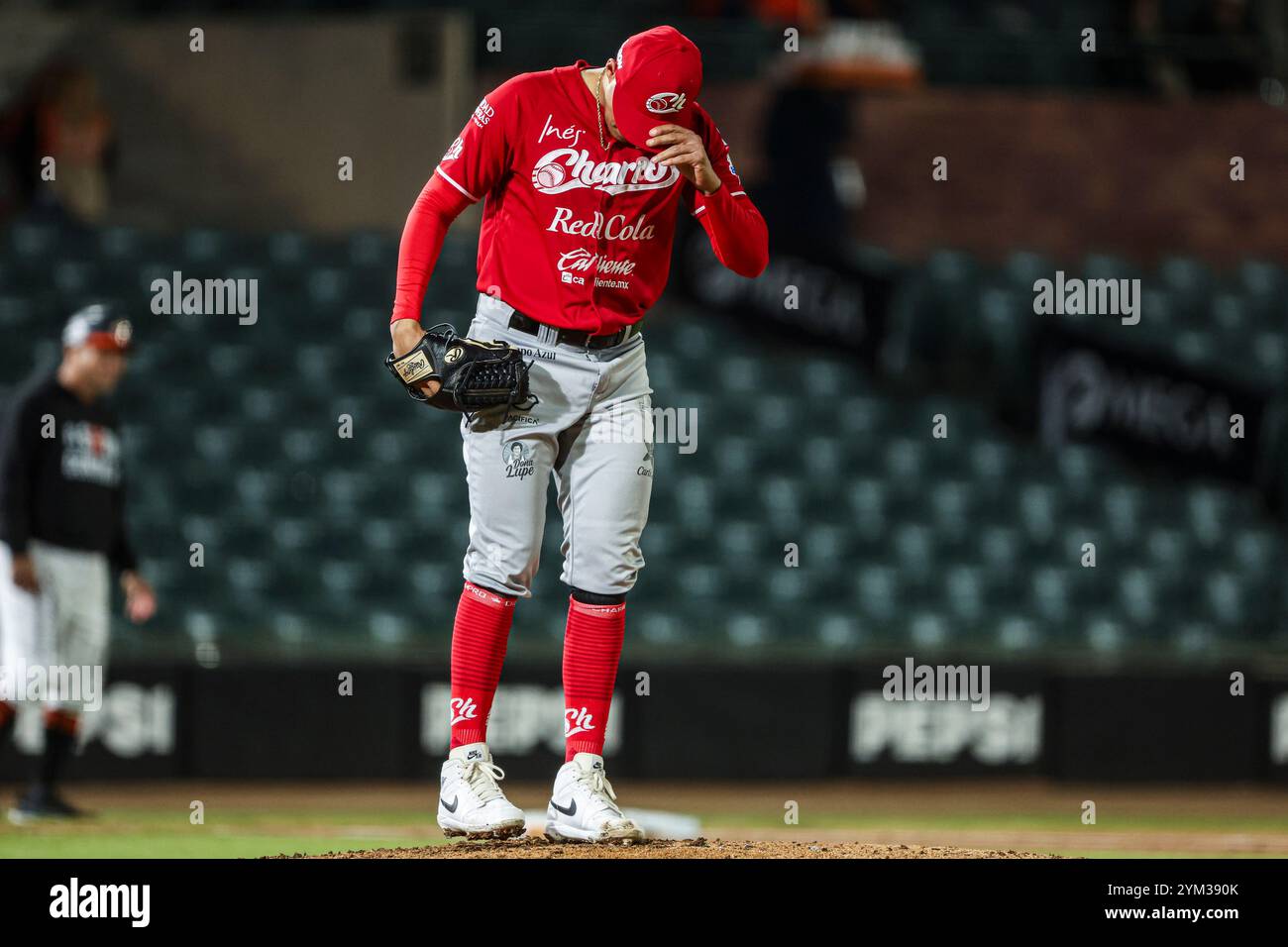 HERMOSILLO, MEXIKO - 19. NOVEMBER: Adrian Gusman Relief Pitcher für die Charros de Jalisco im fünften Inning, während eines Liga Arco Mexicana del Pacifico Spiel zwischen Naranjeros und Charros im estadio Fernando Valenzuela am 19. November 2024 in Hermosillo, Mexiko. (Foto: Luis Gutierrez/Norte Photo) Stockfoto