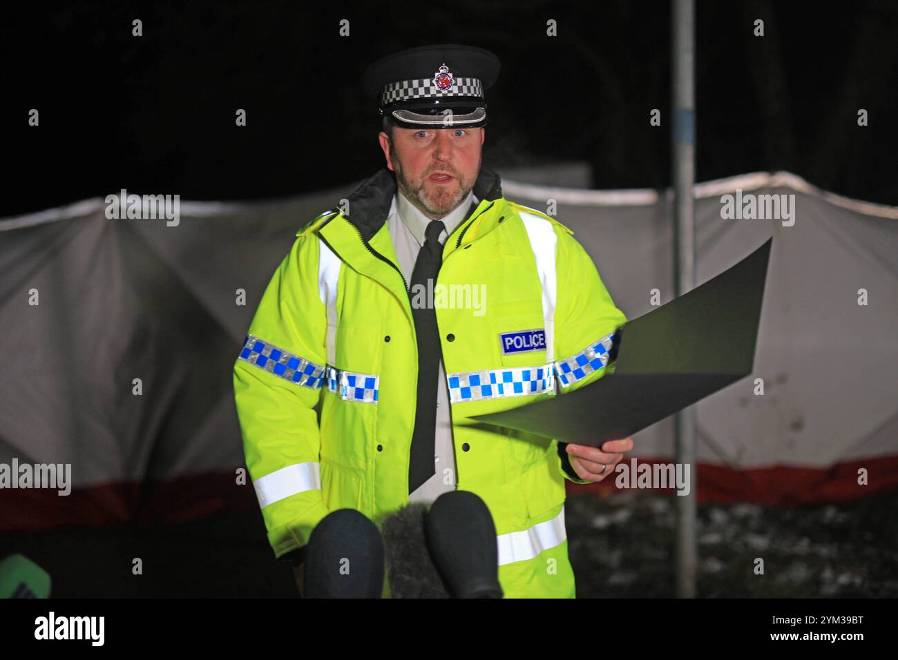 Chief Superintendent Neil Blackwood District Commander für Salford liest eine Erklärung vor den Medien am Tatort auf der Ravenscraig Road in der Nähe von Ashtons Field, Salford, in Greater Manchester, wo die Überreste eines Babys auf einem Feld gefunden wurden. Die Polizei wurde gegen 13 Uhr am Mittwoch gerufen, nachdem ein Mitglied der Öffentlichkeit die Leiche entdeckt hatte. Bilddatum: Mittwoch, 20. November 2024. Stockfoto