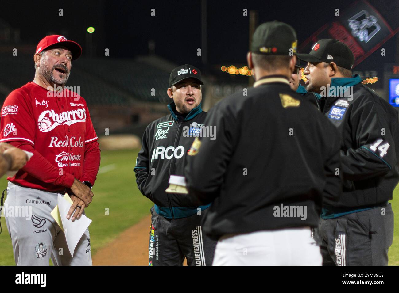 HERMOSILLO, MEXIKO - 19. NOVEMBER: Benjamin Gil (rot) Manager des Charros de Jalisco mit den Umpires vor dem Spiel, während eines Liga Arco Mexicana del Pacifico Spiel zwischen Naranjeros und Charros im estadio Fernando Valenzuela am 19. November 2024 in Hermosillo, Mexiko. (Foto: Luis Gutierrez/Norte Photo) Stockfoto