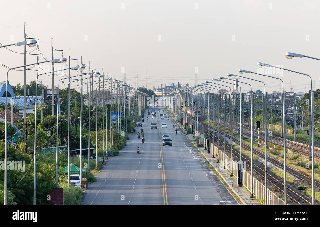 Luftaufnahme des mehrspurigen Vorortverkehrs, des Verkehrsflusses und der Bewegung von Autos, Lkws und Motorrädern. Verkehrsinfrastruktur A Stockfoto
