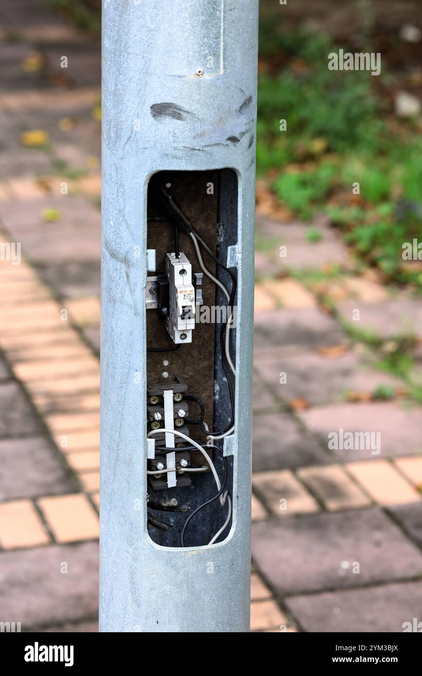 Leistungsschalter zum Schutz von elektrischen Verbrauchern in alten öffentlichen Infrastrukturanlagen Stockfoto