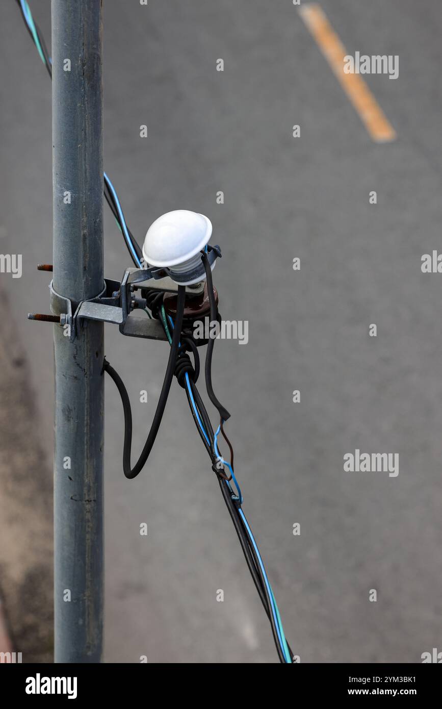 Schalter für den photoelektrischen Sensor an einem öffentlichen elektrischen Pol, automatisches ein- und Ausschalten durch Sonnenlicht. Für elektrische Lampen verwenden. Stockfoto