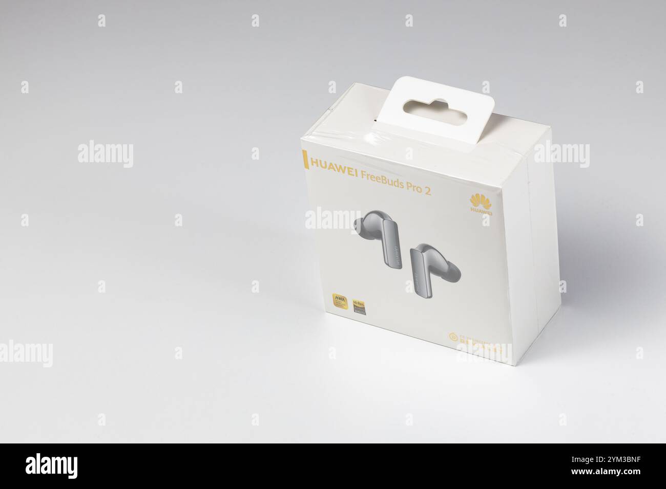 Ein brandneues Modell von luxuriösen kabellosen Bluetooth-Ohrhörern, isoliert auf weißem Hintergrund. Stockfoto