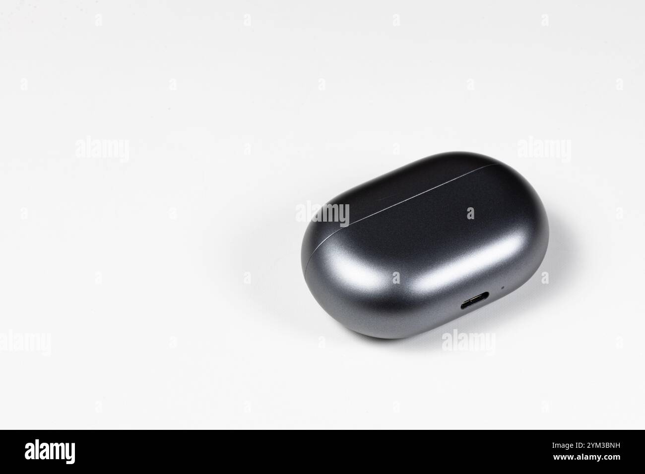 Luxuriöse kabellose bluetooth-Ladetasche isoliert auf weißem Hintergrund. Stockfoto