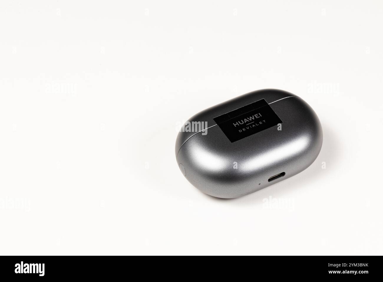 Luxuriöse kabellose bluetooth-Ladetasche isoliert auf weißem Hintergrund. Stockfoto