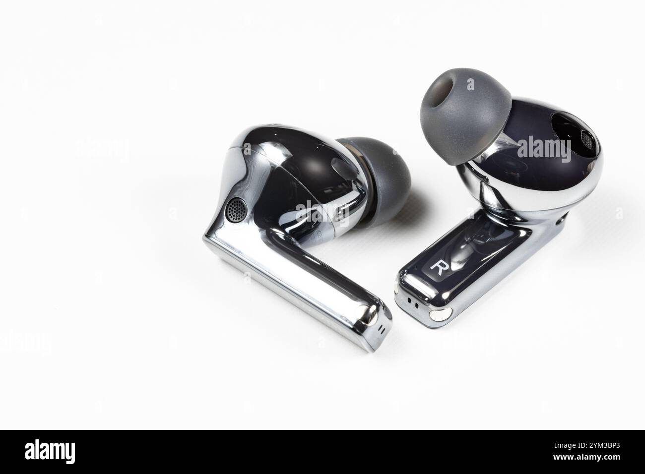 Luxuriöse bluetooth-Kopfhörer oder Ohrstöpsel oder Kopfhörer, isoliert auf weißem Hintergrund. Stockfoto